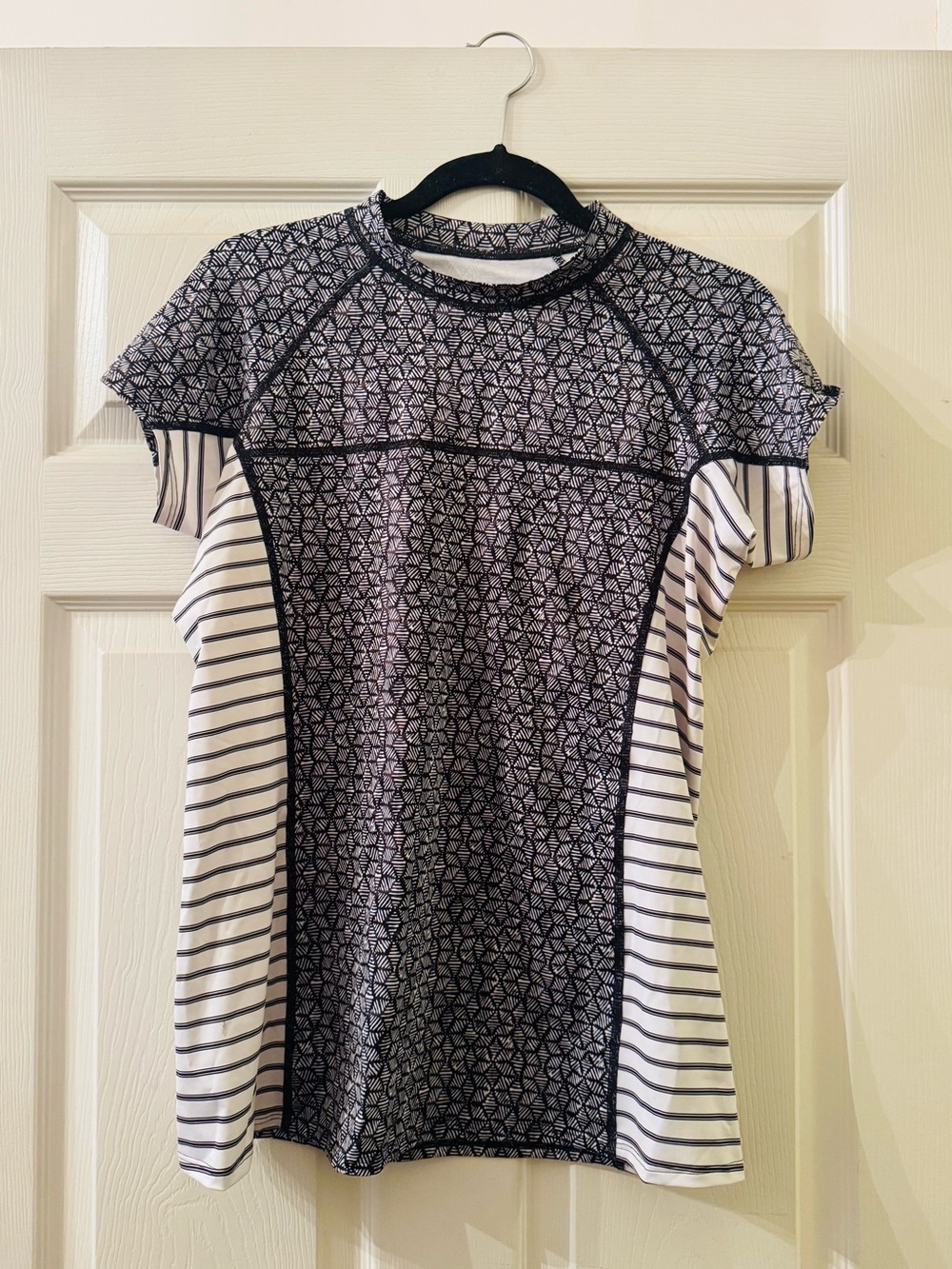 Patagonia Micro Swell Rashguard Women’s L Black White Batik Hex Surf Swim